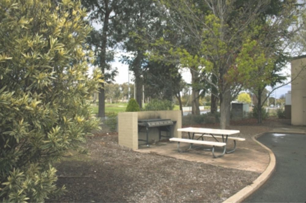 Red Cedars Motel Canberra Exterior foto