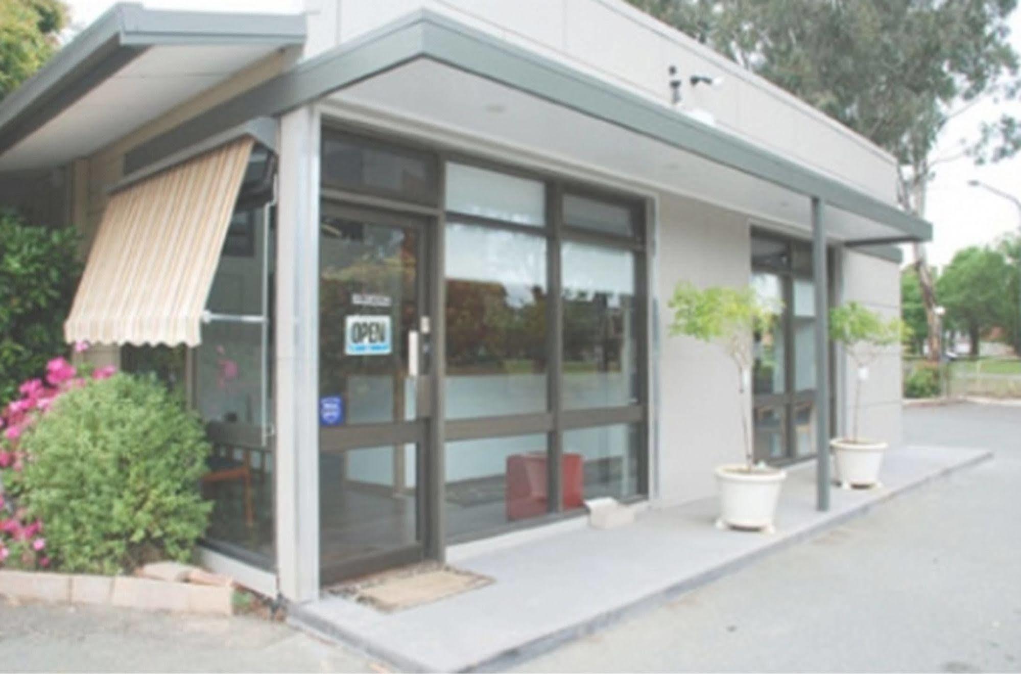 Red Cedars Motel Canberra Exterior foto