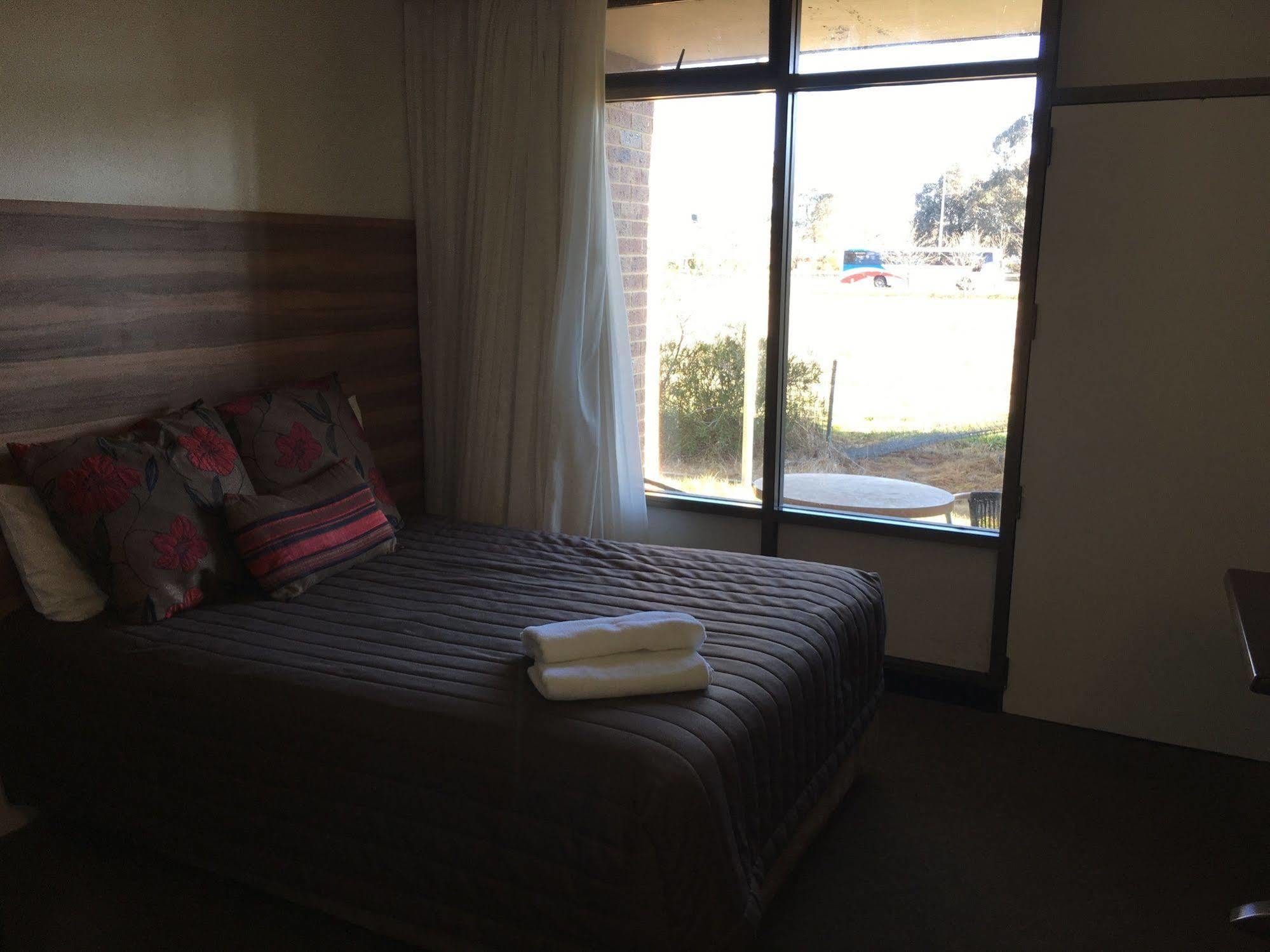 Red Cedars Motel Canberra Exterior foto