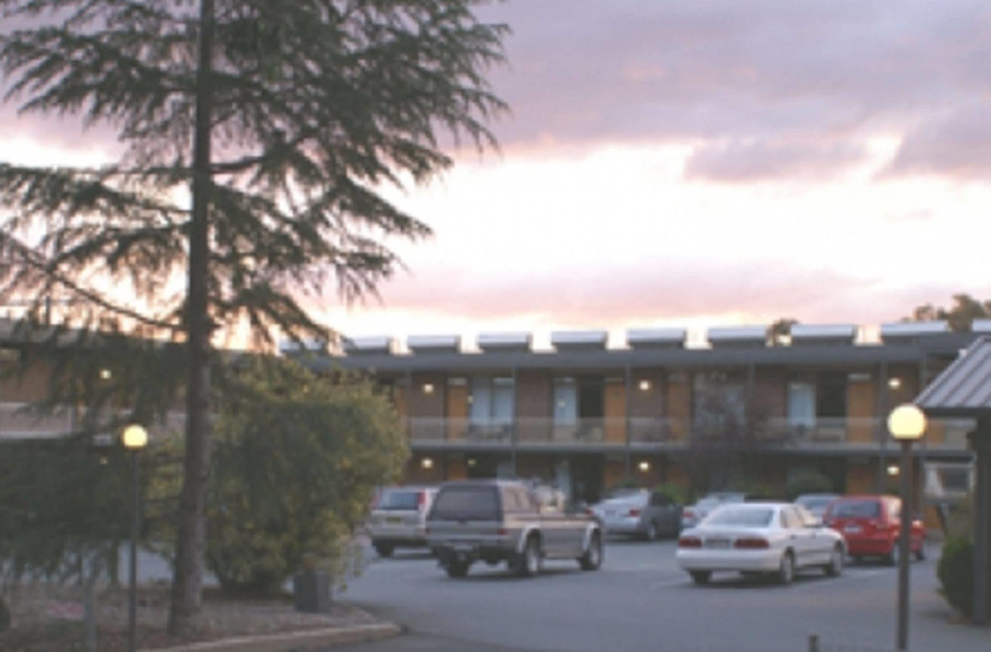 Red Cedars Motel Canberra Exterior foto